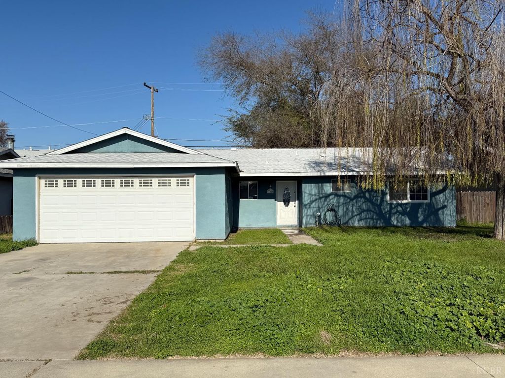 852 Azalea Lane, Lemoore, CA 93245
