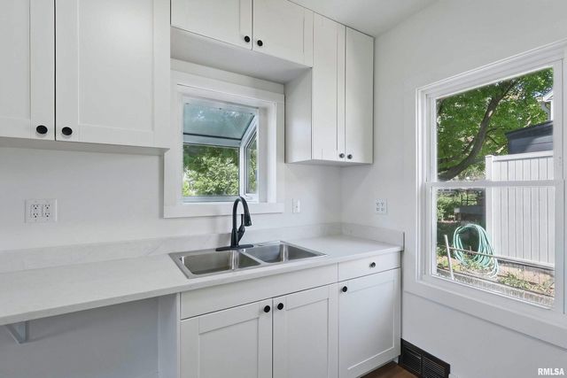 3433 WASHINGTON Street, Davenport, IA 52806