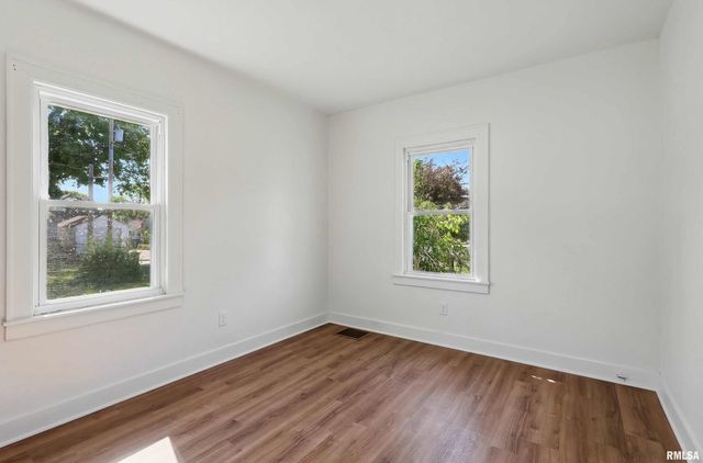 3433 WASHINGTON Street, Davenport, IA 52806