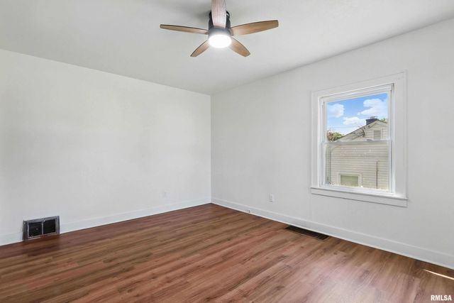 3433 WASHINGTON Street, Davenport, IA 52806