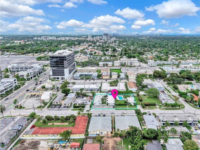 703 NE 7th St, Hallandale Beach, FL 33009