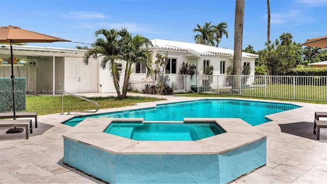 703 NE 7th St, Hallandale Beach, FL 33009