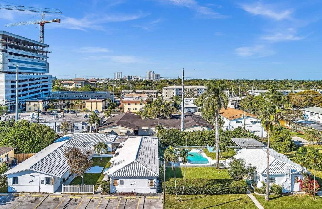 703 NE 7th St, Hallandale Beach, FL 33009