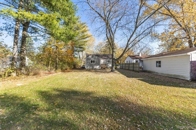 5051 Sashabaw Road, Independence Charter Township, MI 48346