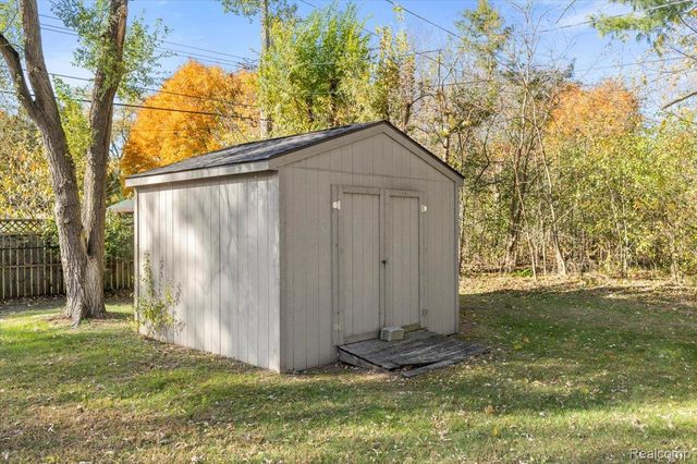 5051 Sashabaw Road, Independence Charter Township, MI 48346