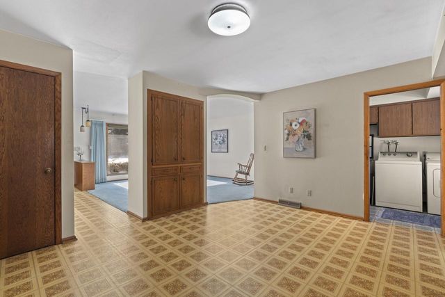 8824 W Dosie AVENUE, Greenfield, WI 53228