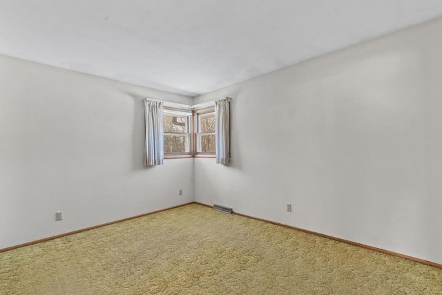 8824 W Dosie AVENUE, Greenfield, WI 53228