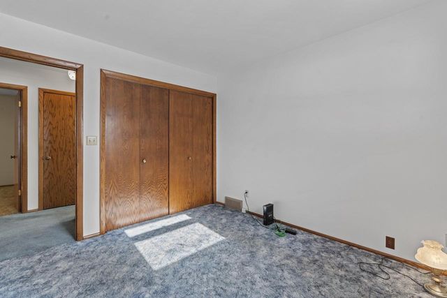 8824 W Dosie AVENUE, Greenfield, WI 53228