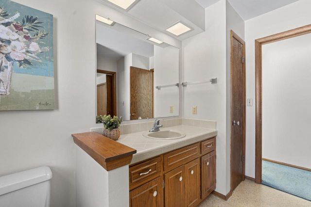 8824 W Dosie AVENUE, Greenfield, WI 53228