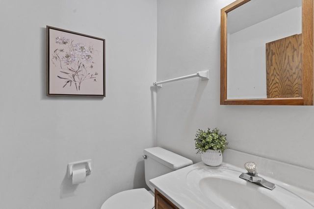 8824 W Dosie AVENUE, Greenfield, WI 53228