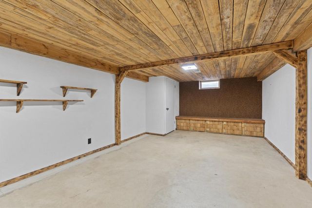 8824 W Dosie AVENUE, Greenfield, WI 53228