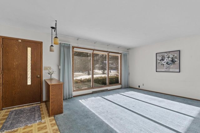 8824 W Dosie AVENUE, Greenfield, WI 53228