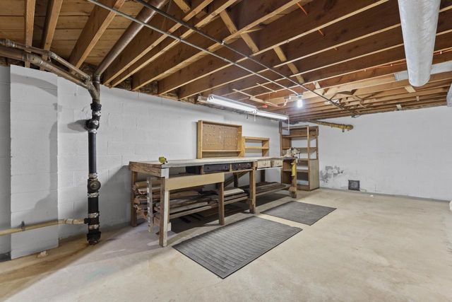 8824 W Dosie AVENUE, Greenfield, WI 53228