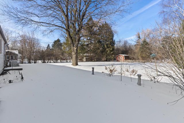 8824 W Dosie AVENUE, Greenfield, WI 53228