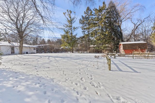 8824 W Dosie AVENUE, Greenfield, WI 53228