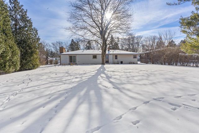 8824 W Dosie AVENUE, Greenfield, WI 53228