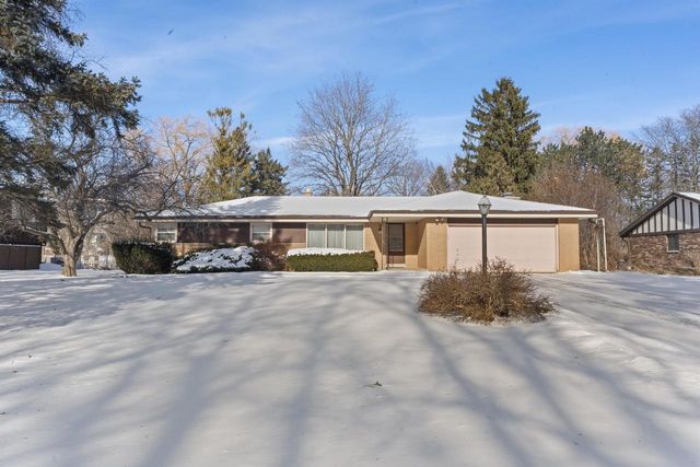 8824 W Dosie AVENUE, Greenfield, WI 53228