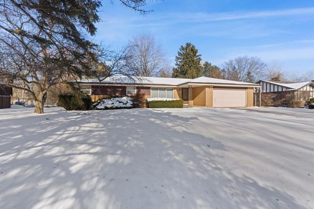 8824 W Dosie AVENUE, Greenfield, WI 53228