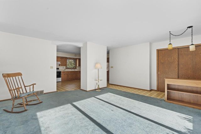 8824 W Dosie AVENUE, Greenfield, WI 53228