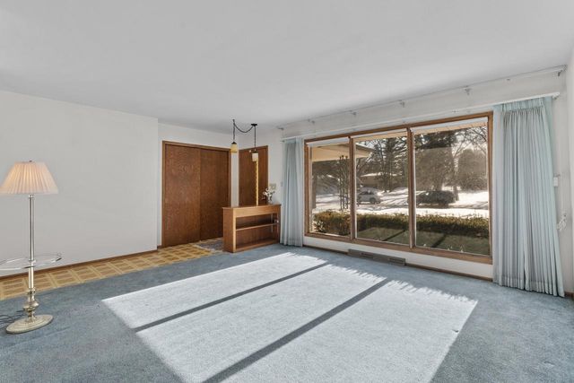 8824 W Dosie AVENUE, Greenfield, WI 53228