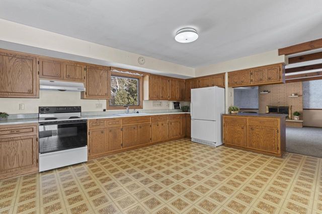 8824 W Dosie AVENUE, Greenfield, WI 53228