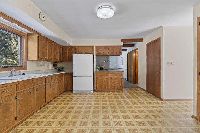 8824 W Dosie AVENUE, Greenfield, WI 53228