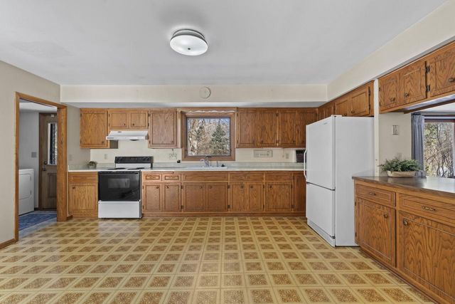 8824 W Dosie AVENUE, Greenfield, WI 53228