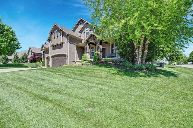 11562 S CARBONDALE Street, Olathe, KS 66061