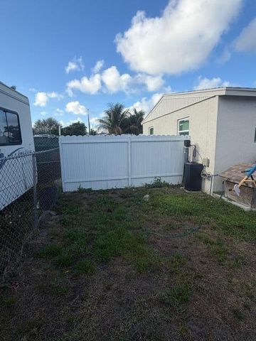 320 Winged Foot Road, Palm Springs, FL 33461