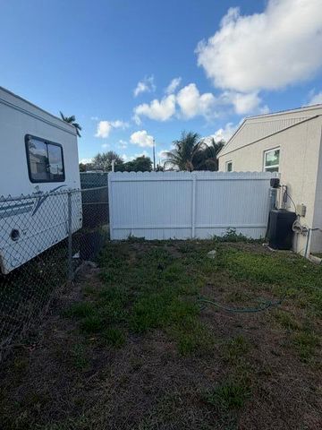 320 Winged Foot Road, Palm Springs, FL 33461