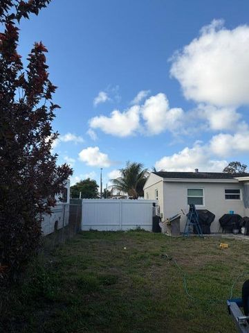 320 Winged Foot Road, Palm Springs, FL 33461