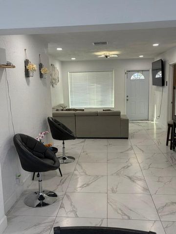 320 Winged Foot Road, Palm Springs, FL 33461