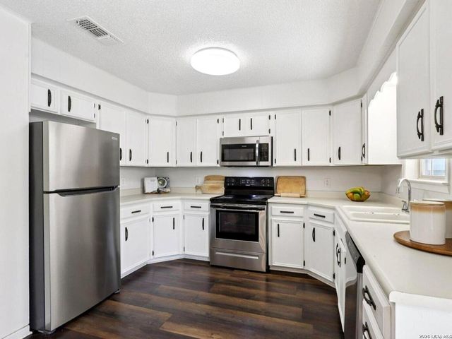 127 Cedar Tree Ln, Canyon Lake, TX 78133