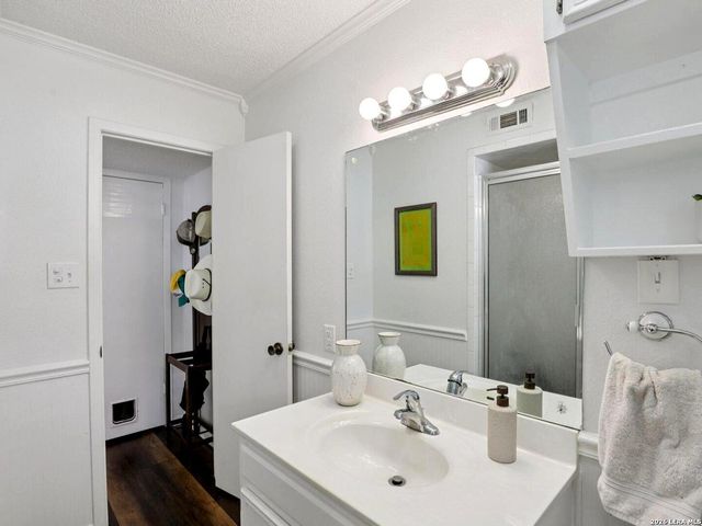 127 Cedar Tree Ln, Canyon Lake, TX 78133