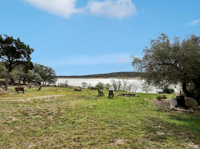 127 Cedar Tree Ln, Canyon Lake, TX 78133