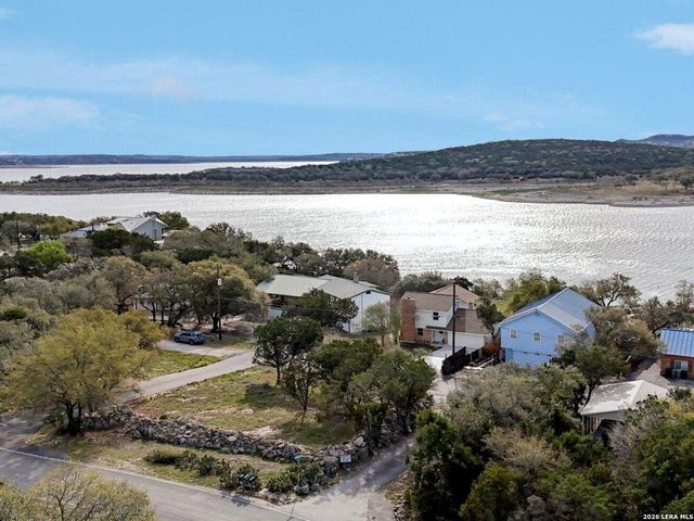 127 Cedar Tree Ln, Canyon Lake, TX 78133