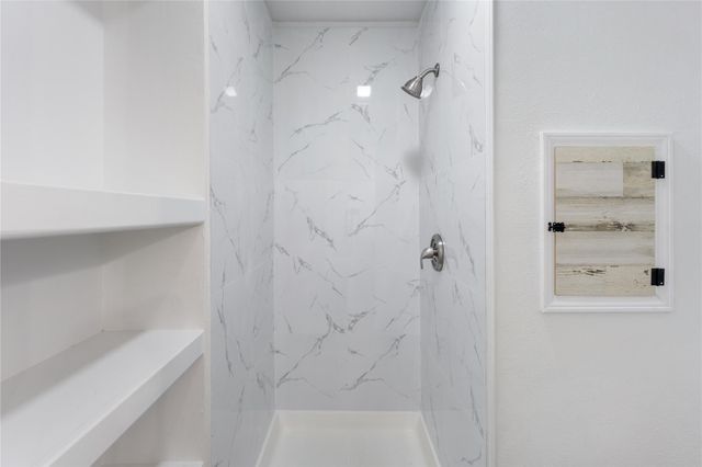 5 Tiki Circle, Tiki Island, TX 77554