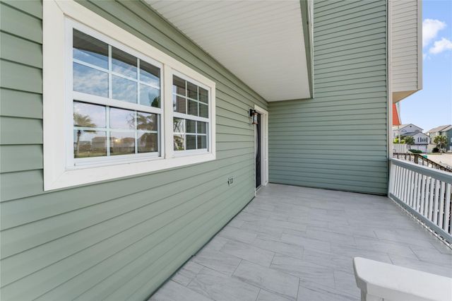 5 Tiki Circle, Tiki Island, TX 77554