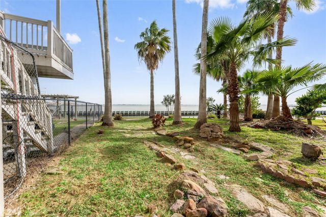 5 Tiki Circle, Tiki Island, TX 77554