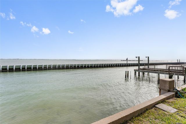 5 Tiki Circle, Tiki Island, TX 77554