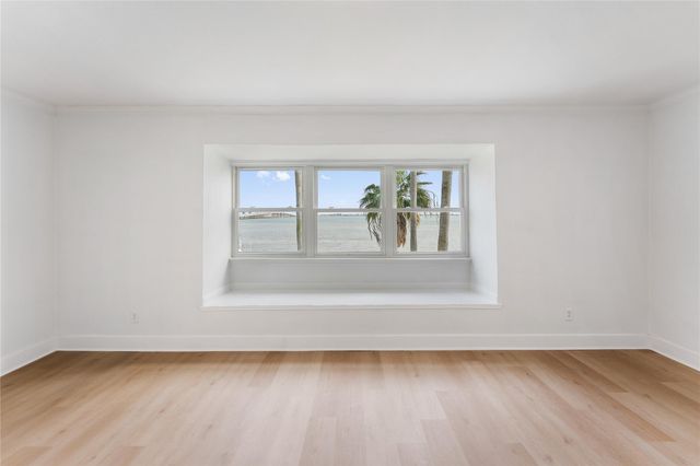 5 Tiki Circle, Tiki Island, TX 77554