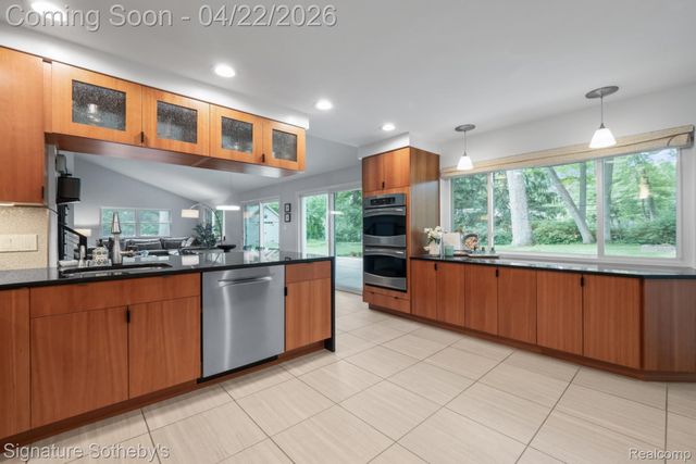 2593 S Christian Hills Drive, Rochester Hills, MI 48309