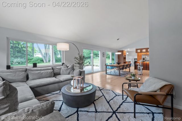 2593 S Christian Hills Drive, Rochester Hills, MI 48309