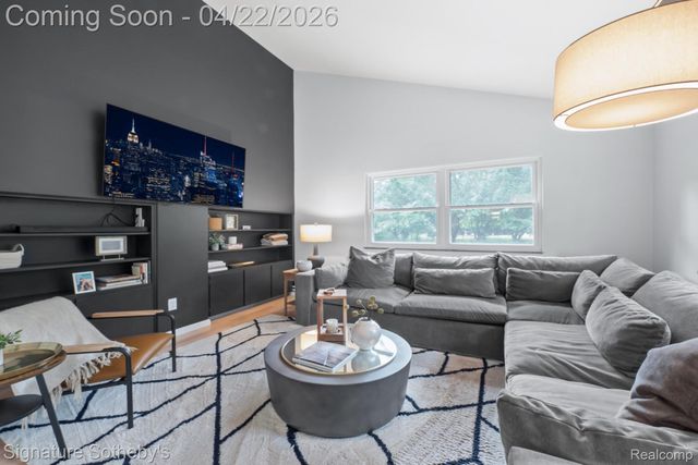 2593 S Christian Hills Drive, Rochester Hills, MI 48309