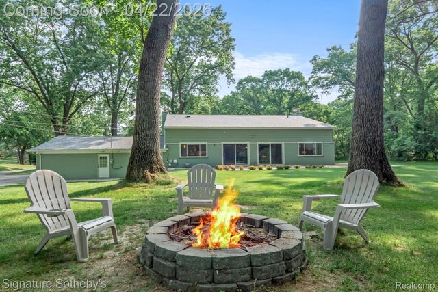 2593 S Christian Hills Drive, Rochester Hills, MI 48309