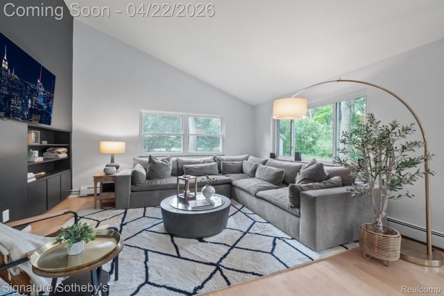 2593 S Christian Hills Drive, Rochester Hills, MI 48309