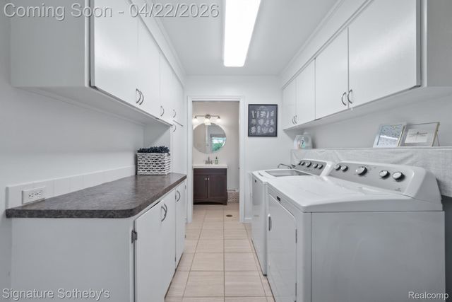 2593 S Christian Hills Drive, Rochester Hills, MI 48309