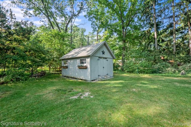 2593 S Christian Hills Drive, Rochester Hills, MI 48309