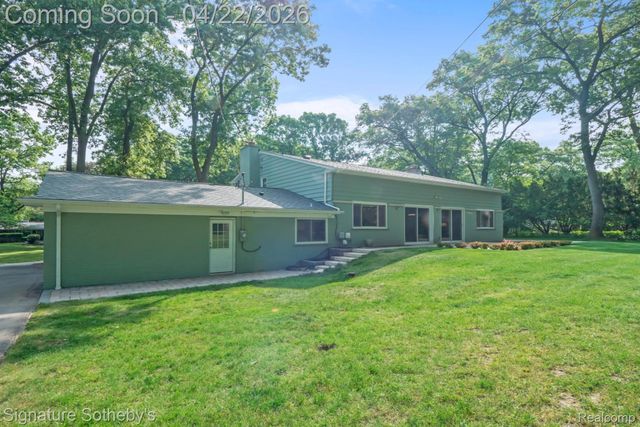 2593 S Christian Hills Drive, Rochester Hills, MI 48309