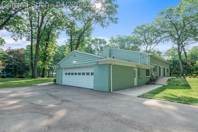 2593 S Christian Hills Drive, Rochester Hills, MI 48309